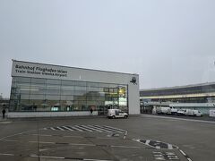 午前８じすぎツアーの貸切バスに乗り、空港を出発しました。
空港そばにあったウィーン空港駅。
ドイツ語は読むことができないけど、よく見たら、英語表記がありました。

オーストリアはドイツ語を話し、ユーロを使用です。車はやはりドイツ車が多かった。
