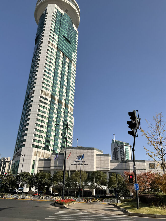 駅から特徴あるホテルのタワーが良く見えるので、分かりやすいです<br />歩いて10分掛かりません<br /><br /> ダブルツリーbyヒルトン上海浦東<br />上海東錦江希爾頓逸林酒店 <br />doubletree.hilton.com.cn<br />