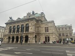 またバスで移動です。

ウィーン国立歌劇場。（オペラ座）
ガイドさんが言われるには、1階と2階の窓の高さが違うとか・・・
チケット取るの大変だとか、でも赤字らしい。

ここから徒歩で見学します。
