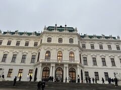 ベルヴェデーレ城に到着しました。
こちらから入場します。
トラムを降りてすぐでした。市庁舎から1本でこれたのはありがたかった。
予約時間になり、klookで予約して自宅からプリントアウトしていたチケットを出し、入場できました。
コートや大きな荷物はクロークに預けました。
この写真は宮殿を出た後のものです。

