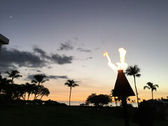 松明の火がリゾート感を醸し出す