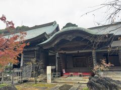 １１/２５（火）

朝から雨が降っていたので、遅めの９時過ぎに「祖谷の宿かずらや」を出て２時間ほど、高知県にある「五台山 竹林寺」にやって来ました。竹林寺は神亀元年（７２４年）、聖武天皇の勅願を奉じた僧・行基により唐の五台山になぞらえ開創されました。四国霊場三十一番札所になっています。

駐車場に到着する頃には雨が止みましたが、一応折り畳み傘を持ってお参りします。
