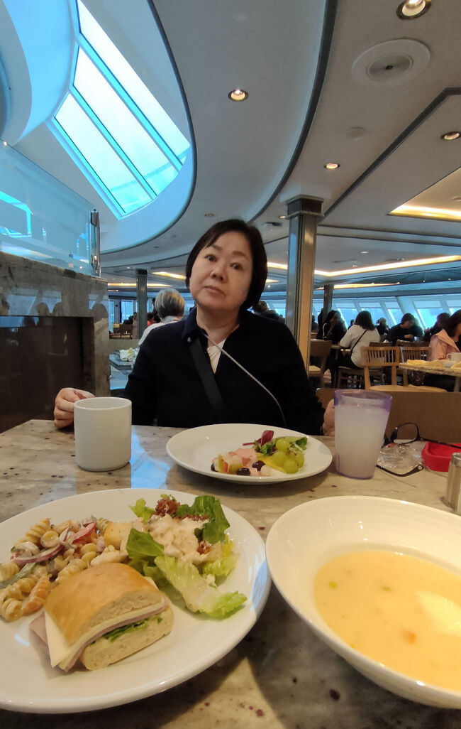 午後1時まで時間があるので再びホライゾンコートで昼食にしました。