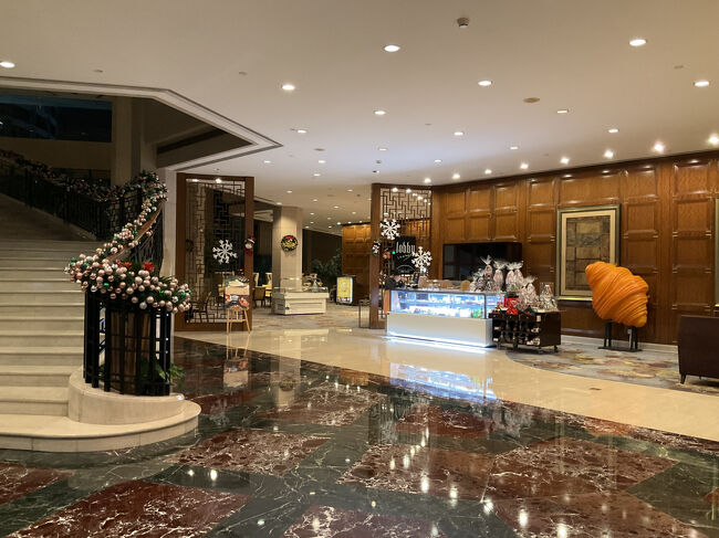 写真奥の『Lobby Lounge 』でカクテルタイムです<br />ホテルのwifiは無料で使えますが、中国なのでYahooのニュースは見ることは出来ますが、検索が出来ません<br />中国用VPN付きルーターを借りて来たので、そっちのwifiを使えば検索も出来ますし、YouTubeも見られました