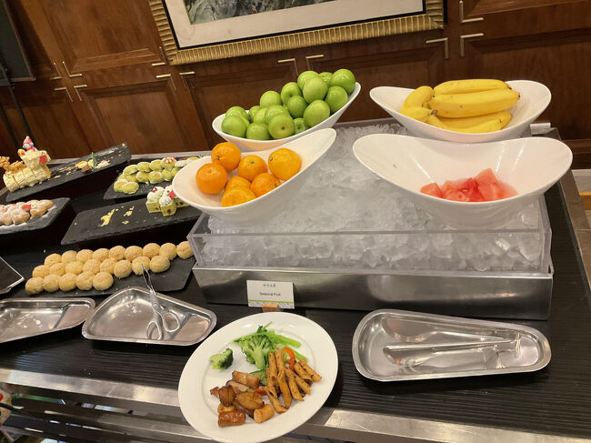 フルーツ4種類、ケーキも5種類