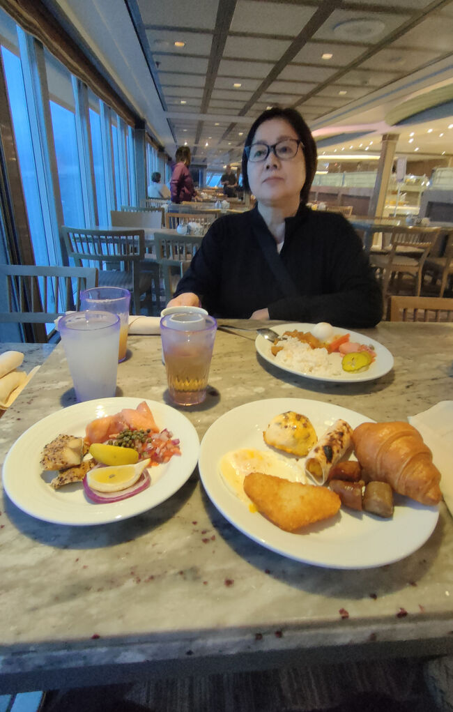 本当は6階のボルドーレストランで朝からシャンパンをと思っていましたが、妻が「お粥が食べたい。」というので仕方ありません。といいながらお粥食べていません。