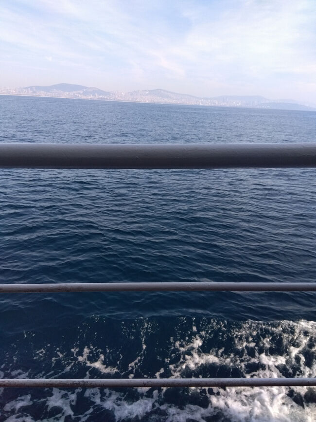 11月2日（日）【Day 5】プリンシィズ諸島<br /><br />朝はゆっくり起きて少し洗濯した後、カドゥキョイの港でプリンシィズ諸島行のフェリーを眺めていました。すると、あと10分で出発するというではありませんか。慌ただしくイスタンブールカードをチャージしてフェリーに飛び乗ってしまいました。フェリー料金は一人150トルコリラでした。<br /><br />11:30にフェリーはカドゥキョイを出発しました。<br />プリンシィズ諸島という名前だけしか知らず、どこで降りてどう帰ってくるのかも分からないままです。旅のノリっちゅうものでしょう。<br />フェリーに乗っている1時間ほどの時間を使って調べ、ハルキ島で降りることにしました。