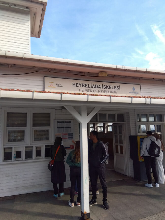 ハルキ島の港です。<br />プリンシィズ諸島には9つの島で構成されていてイスタンブール中心地からフェリーで上陸できるのは4つの島です。私たちが降りたのは、ガイドブックにはハルキ島と書かれていた「ヘイベリ島(Heybeliada)」です。<br />あらためて調べたらギリシャにもロード島から近いところにハルキ島という島がありました。