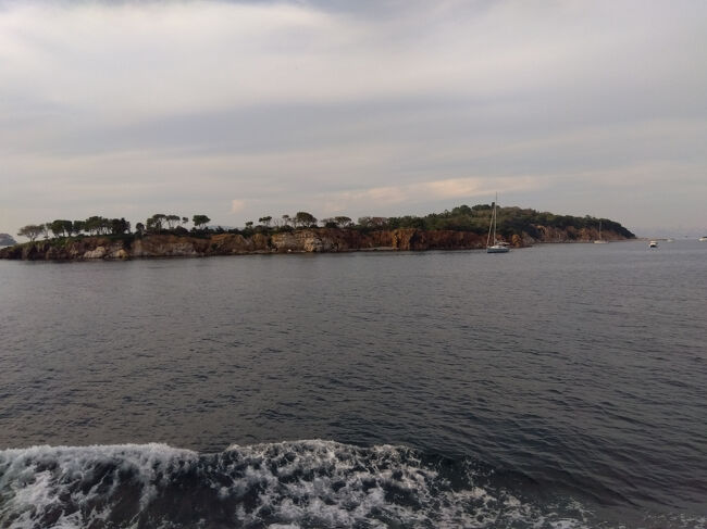 15:30に島を出発してカドゥキョイに戻ります。途中で見かけた島は、おそらく無人島と思われました。