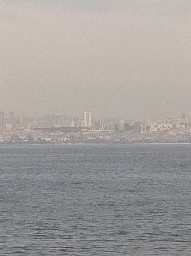 イスタンブールに近づくとビル街が見えてきます。