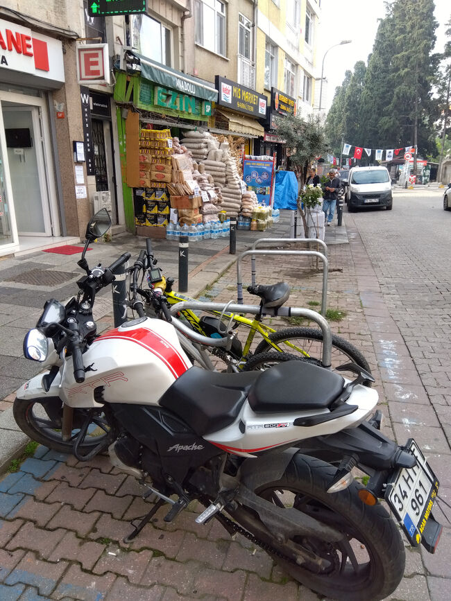 午後は地元のハマムに行きました。言葉は通じないのに受け入れてくださったマッサージ師、トルコ語ではケサジさん、ありがとうございました。垢すりは一人780トルコリラ、プラスチップを支払いました。<br /><br />位置情報はAziziye Hamamıというところ、ハマムのものです。<br />バイクの写真を撮ったのは別の場所です。<br />