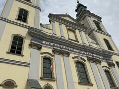 　橋を渡ってペスト側に戻りましょう。Budapest Inner-City Mother Church of Our Lady of the Assumption 聖母マリア教会。入場料は無料（寄付制）です。塔に登ったりや宝物庫の内部を見るのには拝観料が必要です。シニア料金で2,000HUF（約800円）でした。
