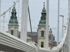 　では、再び橋のたもとにもどりドナウ川沿いを北に進んで行きましょう。寒ければトラムに乗るといいかもしれません。見えてくる次の橋がエリザベート橋。渡ってみましょう。
