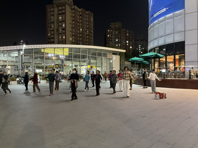 駅前のショッピングビル「富都広場」前の広場で、女性のグループが歌謡曲を掛けながら踊っています♪<br />太極拳ではないです<br />この先まで行って戻って来て、このビルの中を見て、出て来てもまだ踊っていたので、かなり長い間踊っていたようです<br />風邪引かないでね～ってどっちが！？(笑)