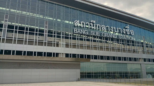 直接、クルンテープ・アピワット中央駅に向かいバスはほとんどないので、ブルーラインのバンス―駅まで行って、そこから徒歩移動します。<br />クルンテープ・アピワット中央駅のはずが「バンスー中央駅」と表示されていたのには、少し戸惑いました。