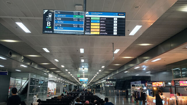 駅構内はメチャメチャ広くて、切符を買う窓口まで行くのにも一苦労です。<br />