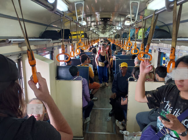 ディーゼル列車内は、ひと昔前の日本のローカル鉄道の様なシートでした。<br />席の予約ができなくて、立ち席の方も結構いました。<br />エアコンなしの扇風機でしたが、窓を開けていればそんなに暑さを感じません。