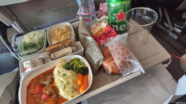 ランチタイムの機内食はビーフを選択