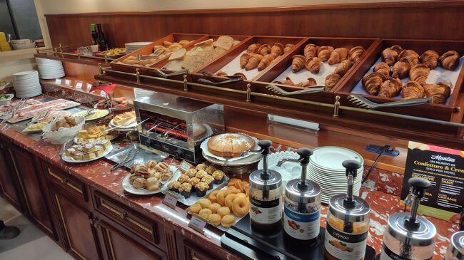 ホテルの朝食<br />クロワッサンなどのパン類にチーズ、ベーコン、スクランブルエッグやサラダなど充実の内容