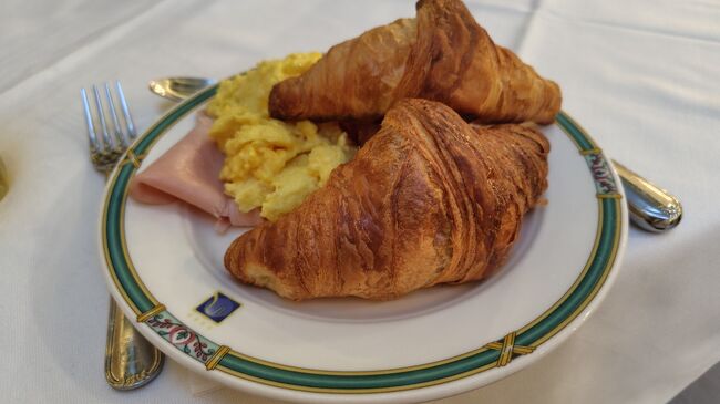 クロワッサンが好きなので毎回こんな感じの朝食