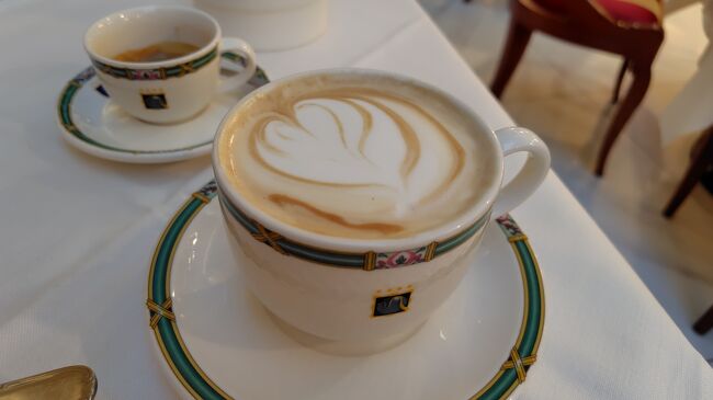 席に着くとコーヒーのオーダーを聞かれる<br />私は毎朝「カプチーノ」と「エスプレッソ」をオーダー<br />他には「アメリカーノ」も