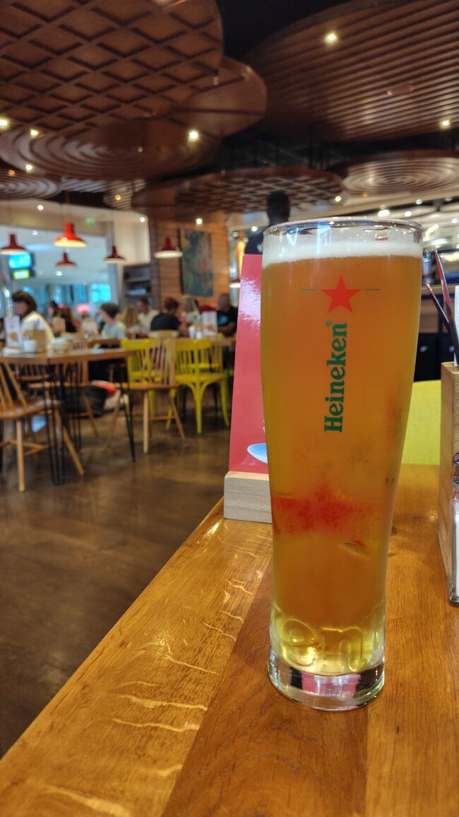 ハイネケンのパイントグラスをオーダー<br />日本円で約3,000円<br />ドバイでお酒を飲むのはハードルが高く、ToGoで売っている瓶入りビールも1,500円ほどと高い