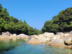 そのあと少し走って横川渓谷へ。
夏場なら気持ちよく泳げそうな感じだった。
透明度がすごい！