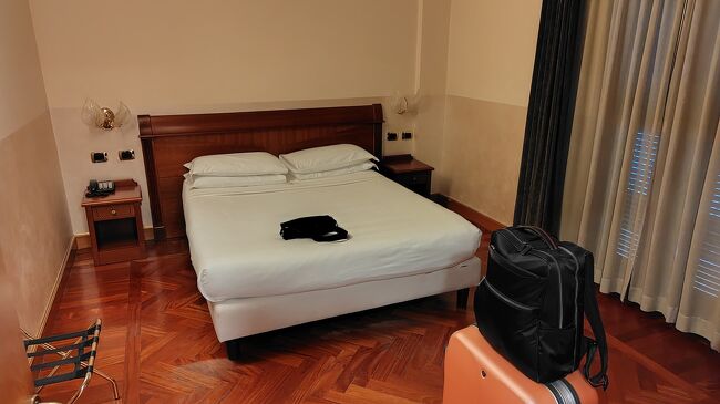 部屋はシンプルなデザイン<br />ダブルベッドと小さな机、クローゼットだけ