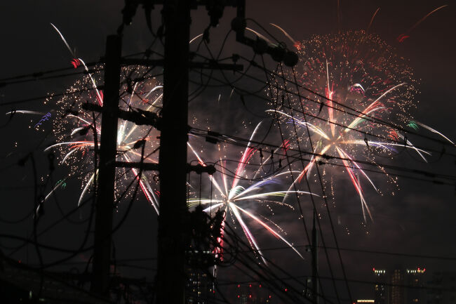 例年はクーラーと扇風機の風をベランダに送り花火の鑑賞ですが