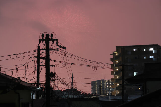 午後８時ごろから雨<br />雨が降ってきて花火が霞んで見えなくなりました。