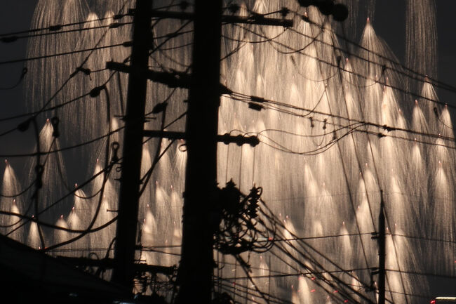 ２０：３８<br />中断後、再開しましたがフィナーレが迫力なかった。