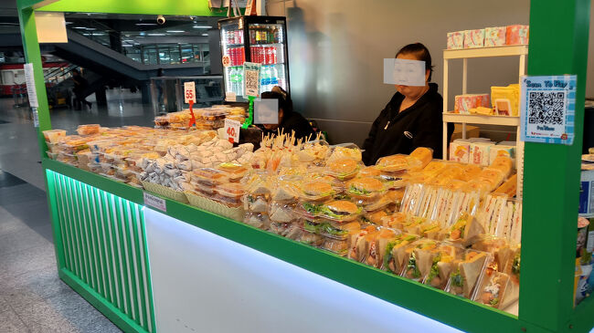 駅構内では、コーヒーショップやお弁当の売店も並んでいます。