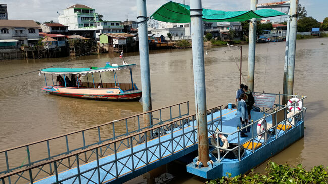 パーサック川を渡るとアユタヤの市街地です。<br />渡し船も10年前と変わっていない様です。<br />