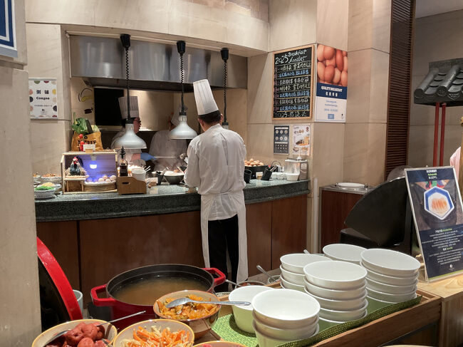 ヌードルステーションは曜日ごとに決まっています<br />日曜日(周一)は「川香牛雑　雪菜肉絲毛豆」で四川風モツ、からし菜、豚肉の細切り、枝豆添え