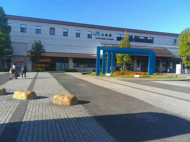 岡山から1時間もかからずにJR丸亀駅へ到着