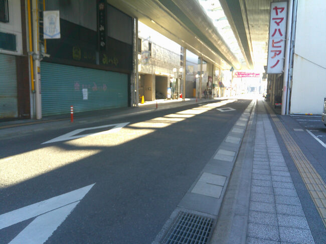 日曜日ですが，駅前の商店街は閑散としていました．