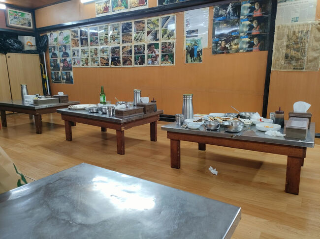 二階は天井が低くて椅子はありません。座布団もありませんでした（苦笑）。<br />サンマ焼きを注文して待ちます。