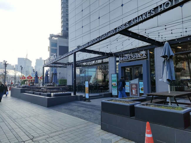 東大門まで来たので、近くのドゥータに寄ってみましょう。「シェイクシャック」も久しぶりに入ってみたいけど、ソウルでは他に食べたいものがいっぱいあるからねえ（苦笑）。ドゥータ４階の「No Brand」に行きます。