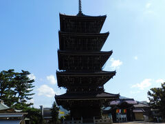 第75番札所で，何と言ってもこの五重塔が有名．金刀比羅宮と並ぶ観光地で，沢山の観光客で賑わっていました．