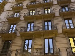 ということで今日から３泊する宿に到着。カタルーニャ広場までは徒歩で１５分くらい。３泊で８万弱でした。