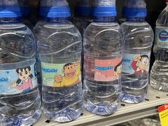 近くのカルフールにお水を買いにきました。こんな可愛いお水も売ってました。日本のキャラクターはどこでも大人気で嬉しくなります。