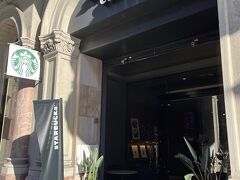 スタバもこの通り。何この門構え。チェーン店でもこういう建物の中に入っていて、入店するのに服装やメイクを整えなきゃって気分になっちゃいます。