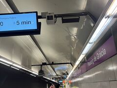 地下鉄に乗って、サグラダファミリアに向かいます。切符の買い方が難しくて、結構四苦八苦しました。
スリに注意、と言われるヨーロッパの地下鉄ですが、バルセロナの地下鉄は平和そうでした。しかし荷物には十分注意し、気を引き締めて乗ります。