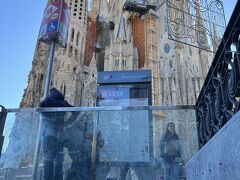 サグラダファミリア駅に着いて、駅から出て振り返ったらこの眺め！！！！
生まれて初めて見る巨大な大聖堂に圧倒されます。