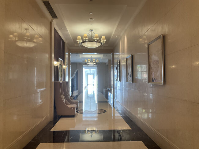 ただ、施設はやや時代遅れ感は否めないものの、ヒルトンと言っても申し分ない立派なホテルでした<br />写真はイーストウィングからフロントへの通路<br />大きなホテルなので、動線が長い…<br />途中に中庭があって、地下に中華料理のレストランの客席が見えました<br /><br />チェックアウトをして地下鉄で次のお宿、コンラッド上海へ向かいます