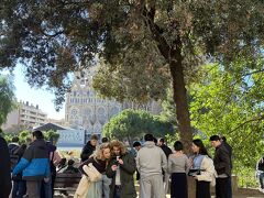 まだまだ滞在したかったですが、人が多くなってきたので出てきました。広場の方に来たら、みんな写真を撮り合いっこしてました。