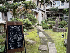 街並みを散策しているとお昼近くになって
お腹もすいたので
街並みの中心にあったフランス料理のお店に入ります。