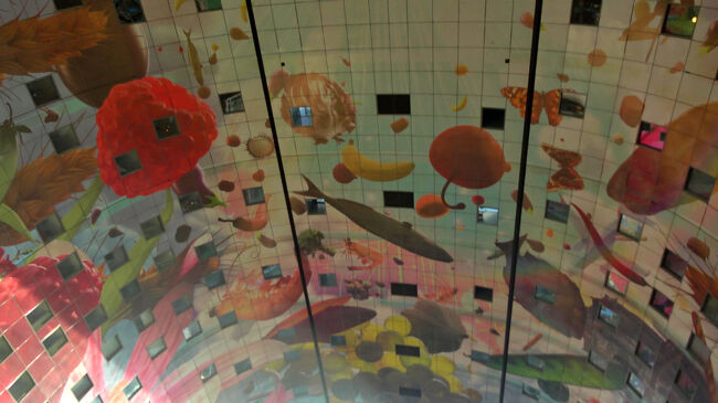 マドローダムでも印象的だったマルクトハルの天井画。実物はさらに迫力があり、果物や花が空に舞うような構図が、建物全体を包み込んでいました。