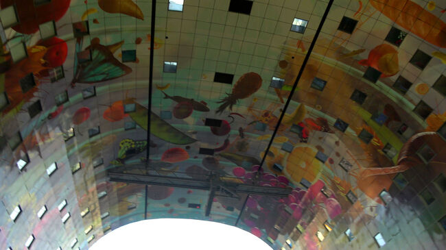 天井画の色彩と、ガラス越しに見える鉛筆ビルの組み合わせがユニークで、屋内と屋外の風景が一体になったような不思議な感覚でした。模型では味わえないスケール感があります。