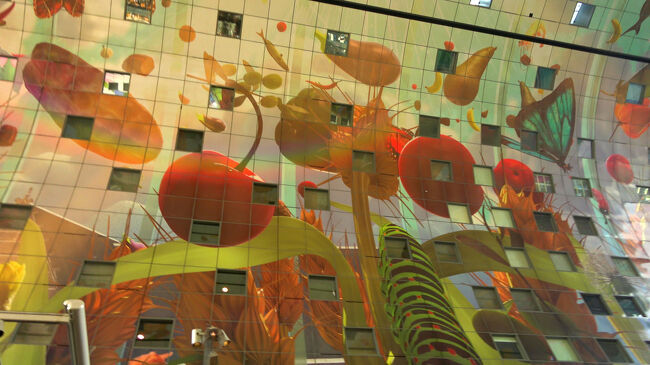 壁一面にも天井画が続いていて、巨大なチェリーや蝶が目の前に現れるような迫力でした。マドローダムの模型で見たときの記憶がよみがえり、実物の細かさに改めて驚かされました。